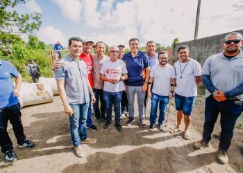 Prefeito finaliza agenda especial com entrega de recapeamento asfáltico da Avenida das Indústrias