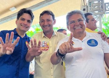 Adriano e Zé Pedro agradecem a João Azevêdo pela pavimentação asfáltica na cidade de Fagundes