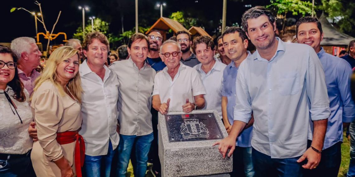 No Miramar, Cícero Lucena entrega primeira praça com espaço de atividades para cães