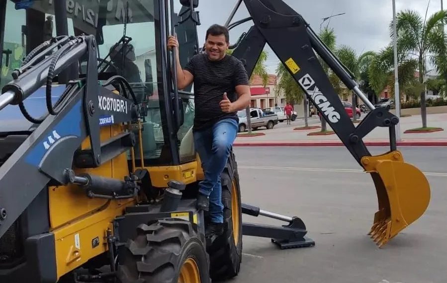 Através de emenda do senador Efraim Filho, prefeito de Barra de São Miguel comemora entrega de maquinário para atender agricultura do município