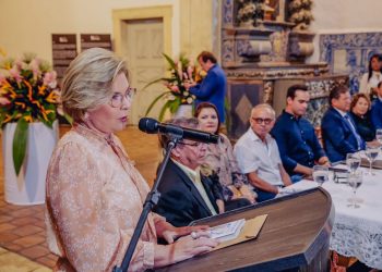 Prefeito participa de lançamento de livro da desembargadora Fátima Maranhão