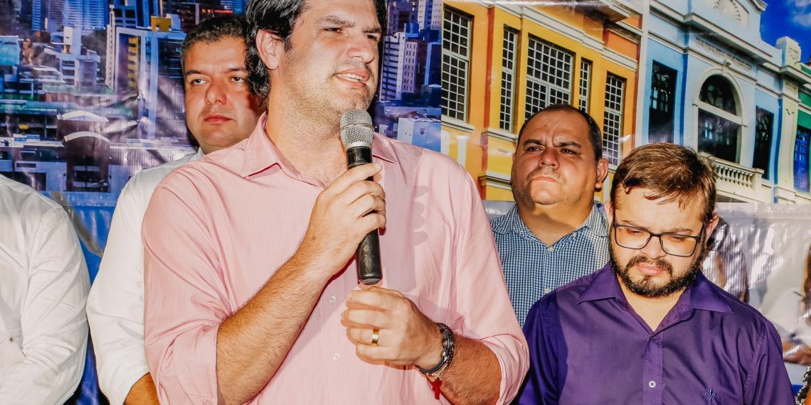 Leo Bezerra entrega pavimentação de ruas no bairro Colinas do Sul