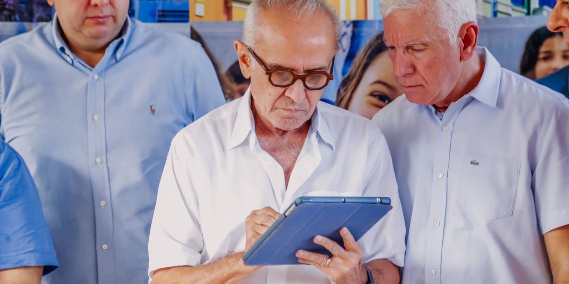 Cícero Lucena autoriza pavimentação de ruas e entrega iluminação em LED nas Laranjeiras