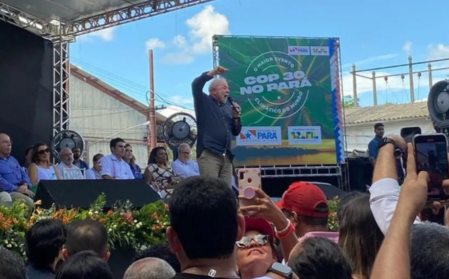 Discurso em evento com Lula é tomado por vaias