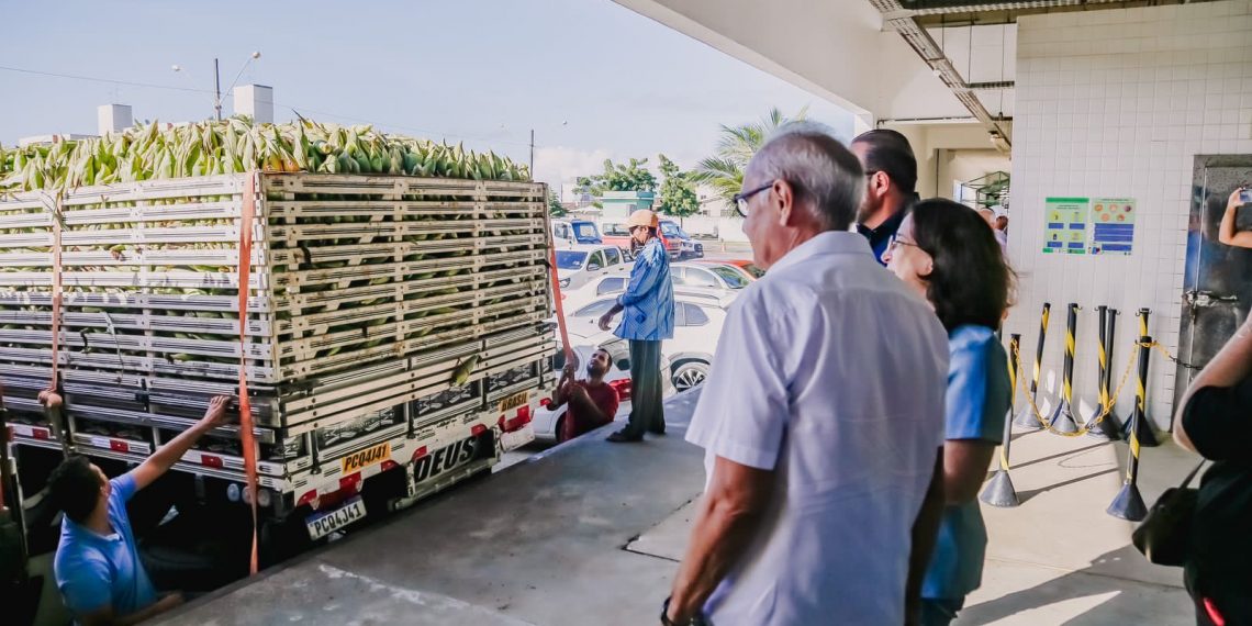 Cícero Lucena acompanha distribuição de 60 toneladas de milho para 25 mil famílias