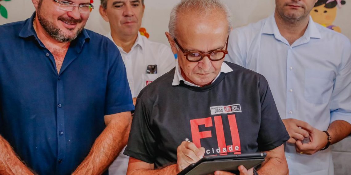 Cícero Lucena acompanha distribuição de 60 toneladas de milho para 25 mil famílias