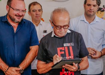 Cícero Lucena acompanha distribuição de 60 toneladas de milho para 25 mil famílias