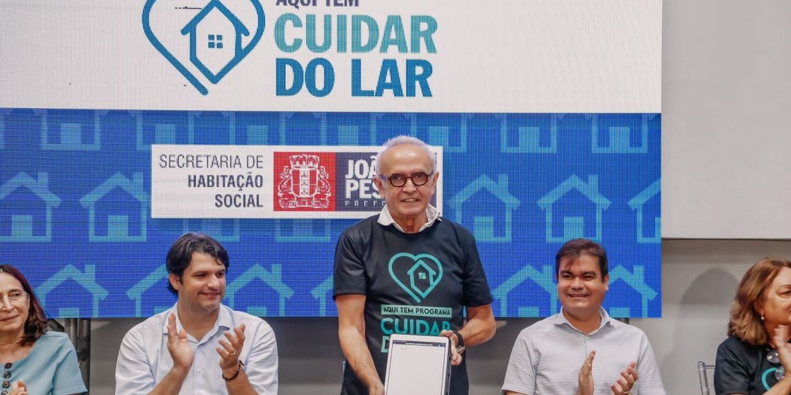 Cícero Lucena assina ordem de serviço para reestruturar 50 casas de famílias vulneráveis