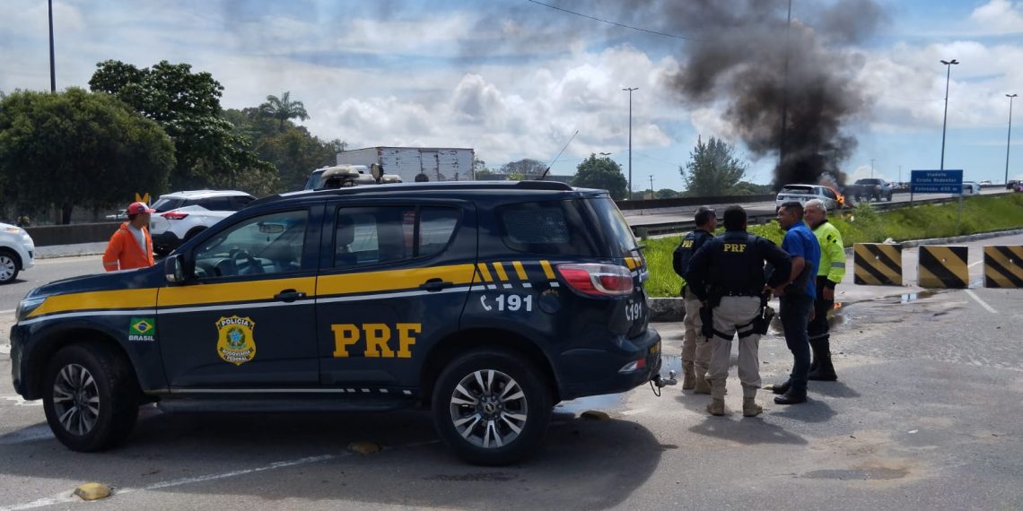 Carro de luxo fica destruído após pegar fogo na BR-230, em João Pessoa