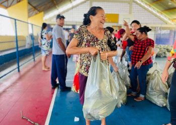 Prefeitura entrega 29 mil espigas de milho para mais de 700 famílias de Pedras de Fogo