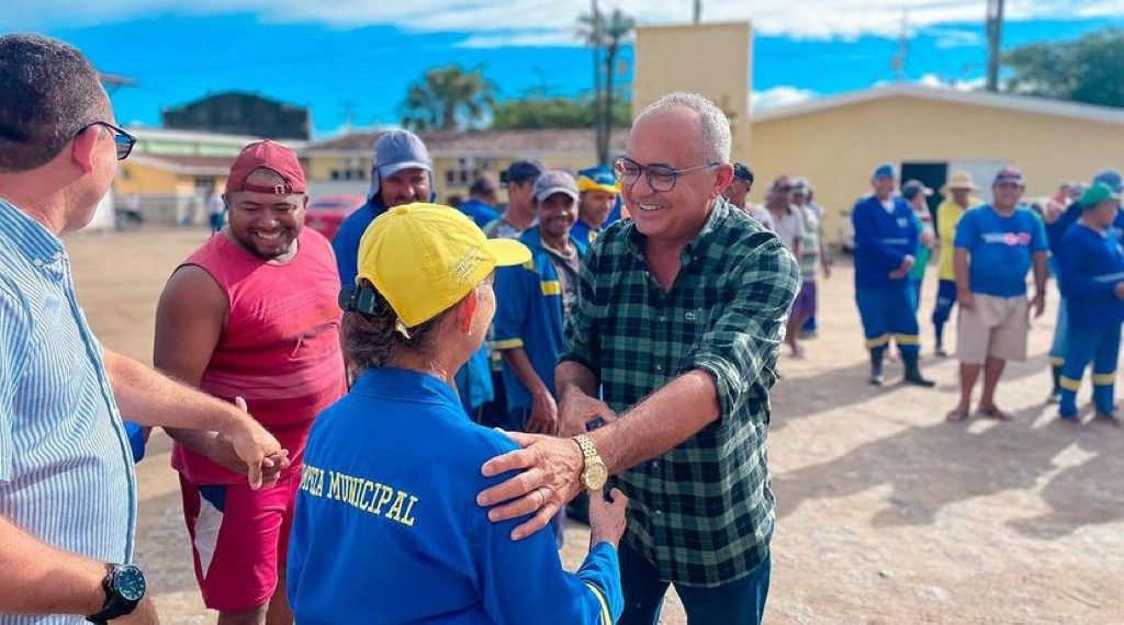 Ba Barros entrega novos uniformes para garis de Pedras de Fogo