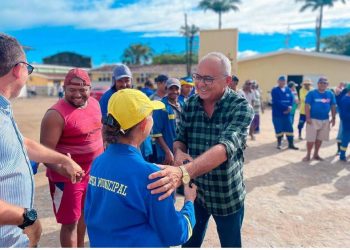 Ba Barros entrega novos uniformes para garis de Pedras de Fogo