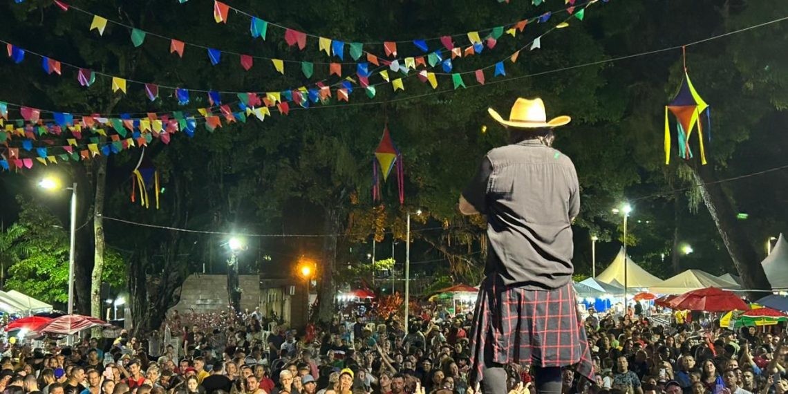 Mesmo com chuva, público canta junto com Berinho Lima, James Sousa e Vicente Nery