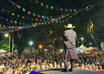 Mesmo com chuva, público canta junto com Berinho Lima, James Sousa e Vicente Nery