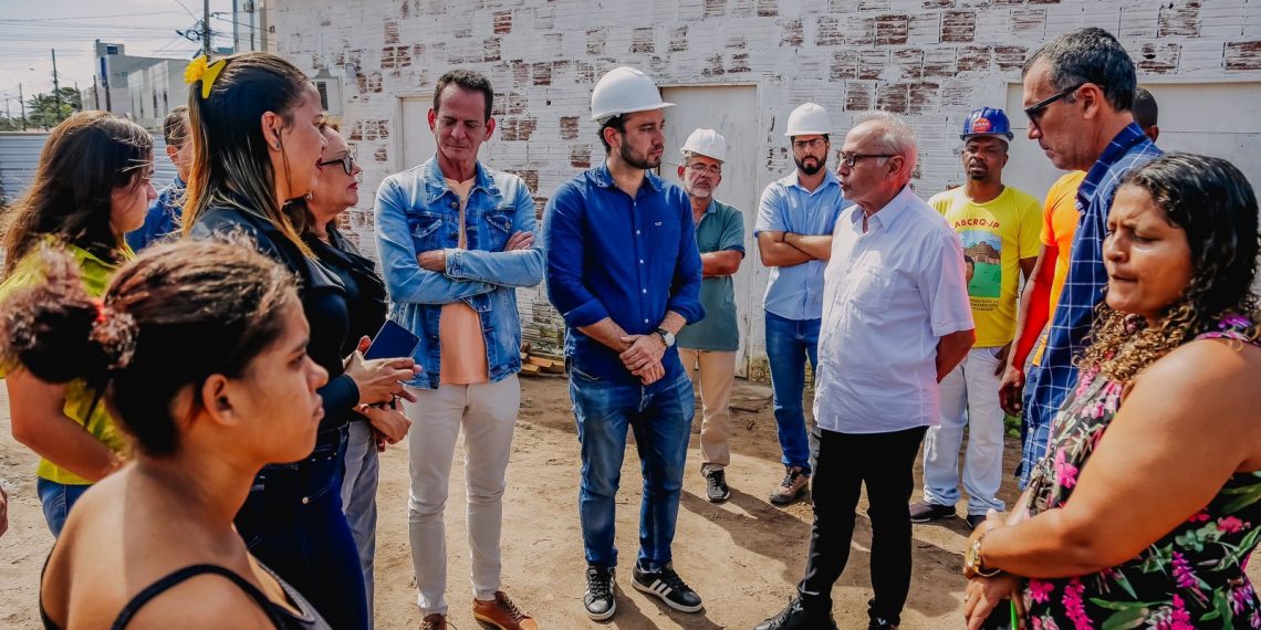 Cícero Lucena acompanha andamento das obras do primeiro residencial quilombola, em Paratibe