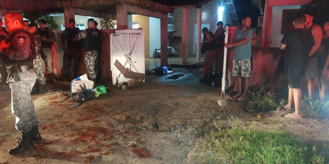 Mulher com criança no colo reage ao ter casa invadida, mata um assaltante e fere outro, em Cabedelo