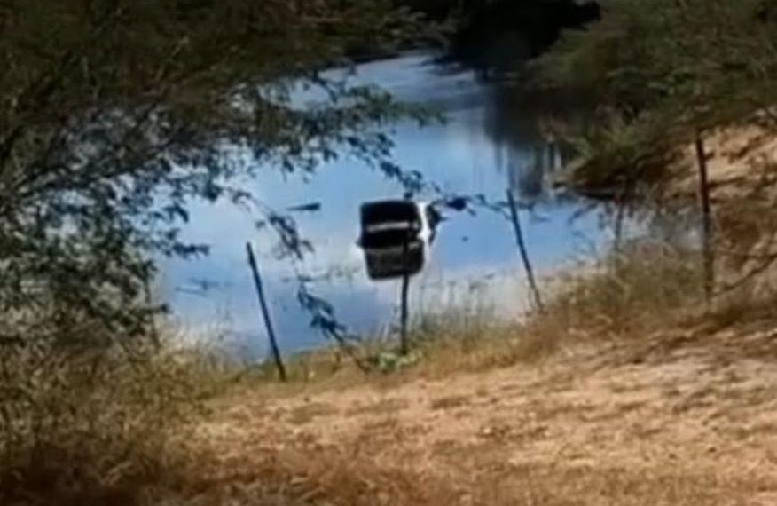 Motorista perde controle de veículo e acaba caindo dentro de açude no Sertão da Paraíba