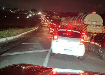 Tombamento de caminhão agrava congestionamento no retorno para João Pessoa após feriadão de São João