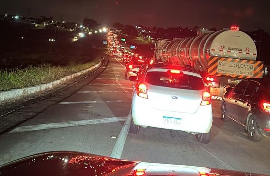 Tombamento de caminhão agrava congestionamento no retorno para João Pessoa após feriadão de São João