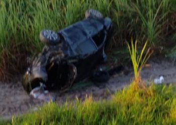 Carro capota e fica completamente destruído na BR-230, em Santa Rita