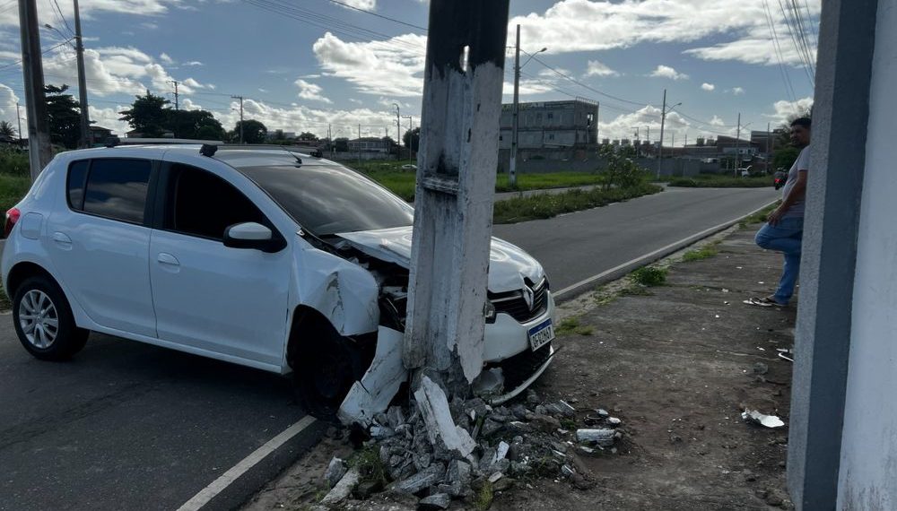 Motorista perde controle de carro e bate em poste no Geisel, em João Pessoa