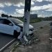 Motorista perde controle de carro e bate em poste no Geisel, em João Pessoa