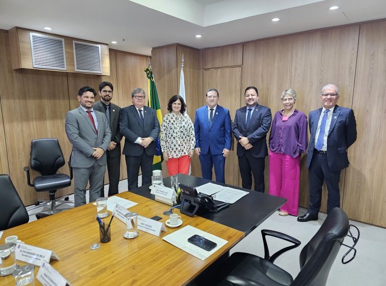 João Azevêdo discute pagamento do piso da enfermagem no Ministério da Saúde