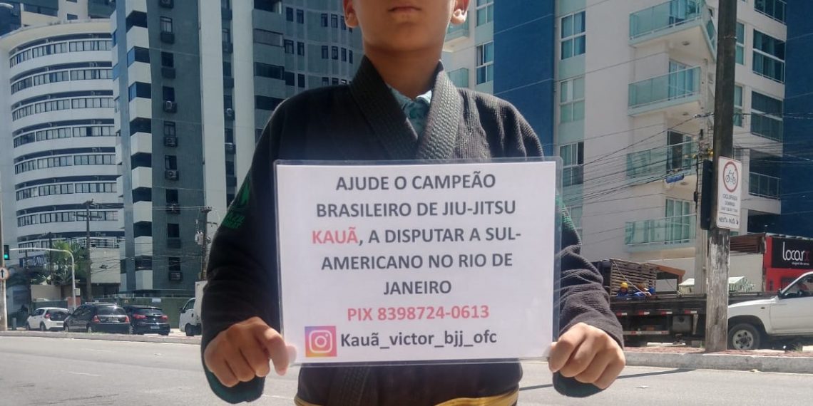 Em JP, campeão brasileiro de Jiu-Jitsu Kauã Soares pede ajuda em sinal de trânsito para participar do Sul Americano