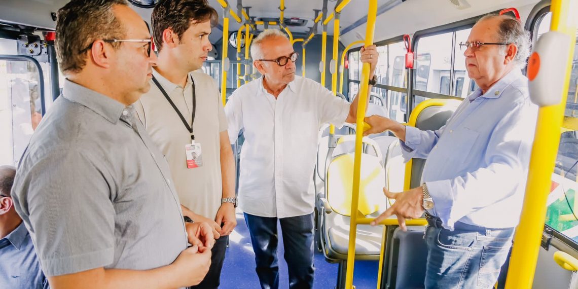 Prefeito entrega 20 ônibus com tecnologia pioneira no Brasil para redução de poluentes emitidos