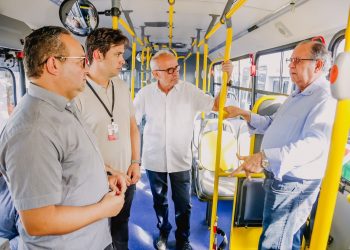 Prefeito entrega 20 ônibus com tecnologia pioneira no Brasil para redução de poluentes emitidos