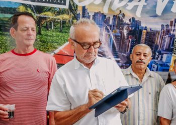 Cícero Lucena assina ordem de serviço para pavimentação e urbanização de ruas em Paratibe