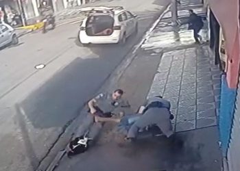 Cenas fortes: ladrão desarma policial e atira em dois PMs, em SP