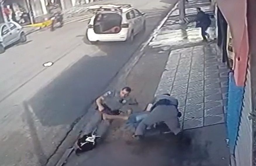 Cenas fortes: ladrão desarma policial e atira em dois PMs, em SP