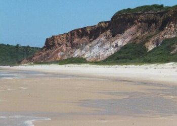 Homem tenta fazer ‘selfie’ e cai de barreira, em praia de João Pessoa