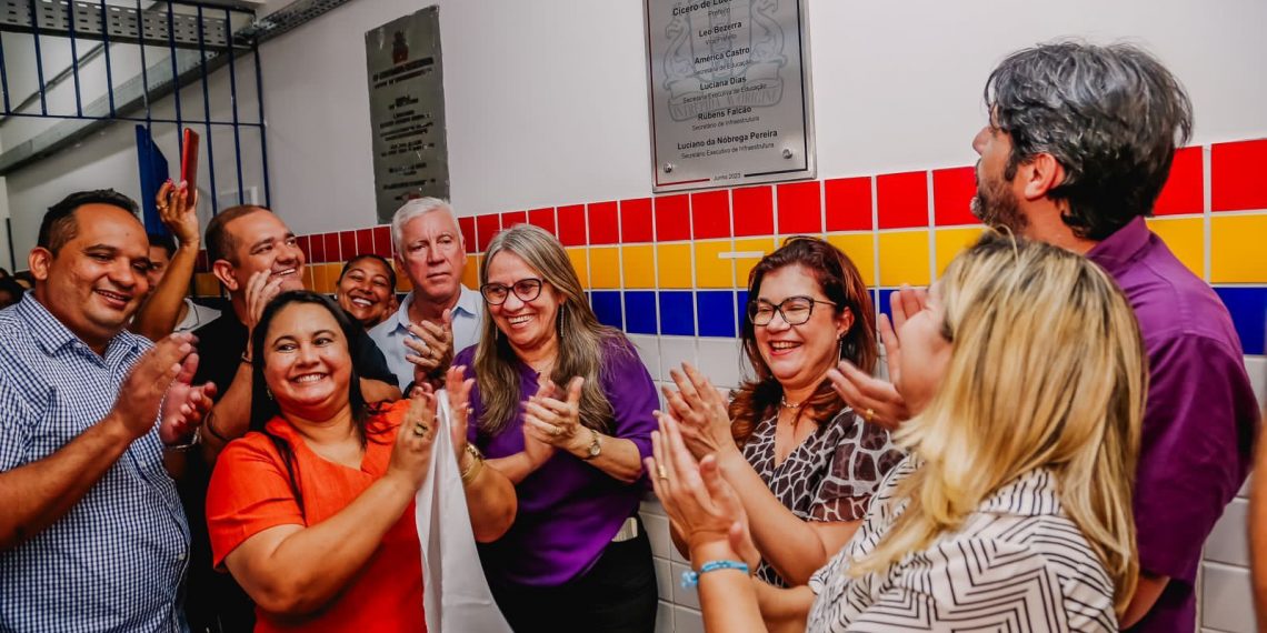 Leo Bezerra entrega reestruturação da Escola Napoleão Laureano, no Bairro dos Novais