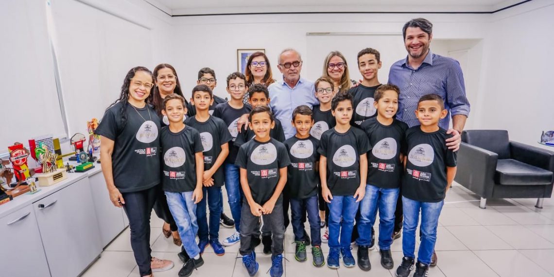 Prefeito recebe crianças da Rede Municipal que estudam na Escola do Teatro Bolshoi no Brasil