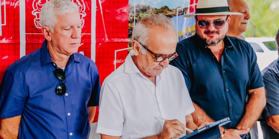 Cícero Lucena autoriza obras de pavimentação e urbanização de 18 ruas no Geisel