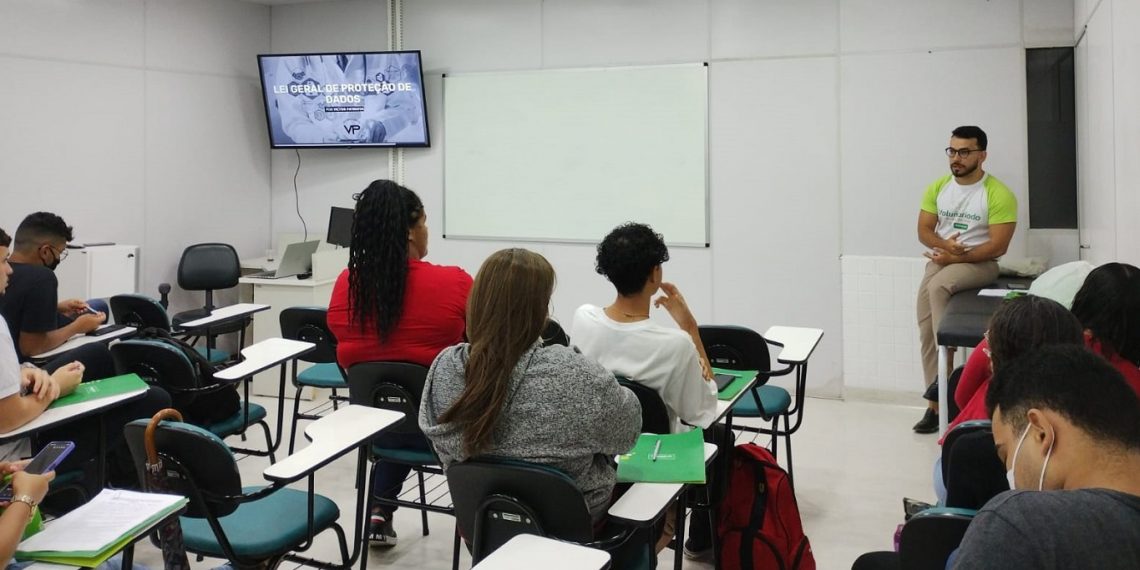 PRIMEIRO EMPREGO: Instituto capacita jovens gratuitamente para o mercado de trabalho