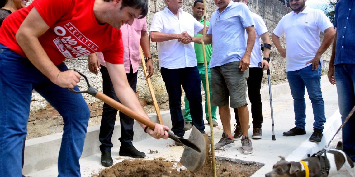 Com agenda especial em Mandacaru, Cícero Lucena e Leo Bezerra entregam pavimentação e urbanização de vias