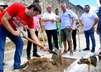 Com agenda especial em Mandacaru, Cícero Lucena e Leo Bezerra entregam pavimentação e urbanização de vias