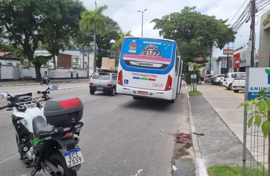 Ciclista fica gravemente ferido após ser atropelado por ônibus na avenida Epitácio Pessoa, em João Pessoa
