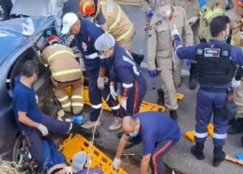 Seis pessoas ficam feridas em acidente entre dois carros em Cajazeiras