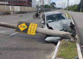 Motorista perde controle de veículo e derruba poste em João Pessoa