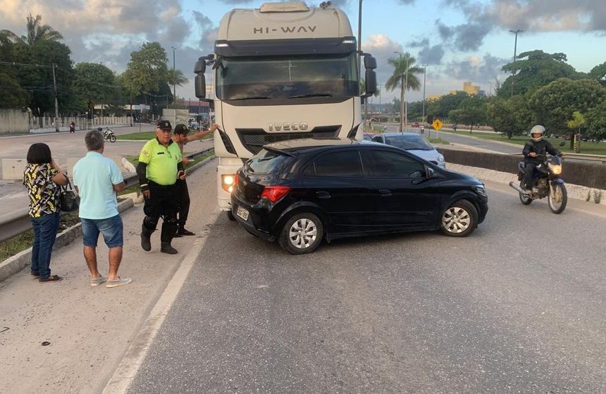 Acidente deixa trânsito lento no viaduto do Cristo, em João Pessoa