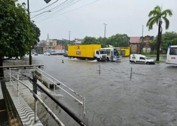Semáforos apagados, alagamentos e trânsito lento; veja os problemas registrados após fortes chuvas em João Pessoa