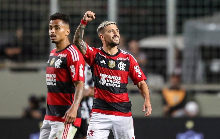 Arrascaeta resolve, e Flamengo vence Atlético-MG de virada no Brasileirão
