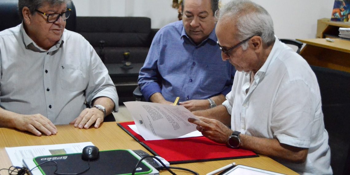 Prefeito e governador firmam convênio para construção de condomínio para famílias da antiga comunidade Dubai