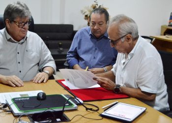 Prefeito e governador firmam convênio para construção de condomínio para famílias da antiga comunidade Dubai