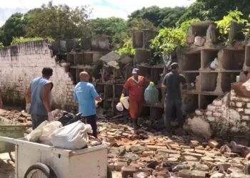 Muro de cemitério desaba e deixa ossadas expostas em João Pessoa