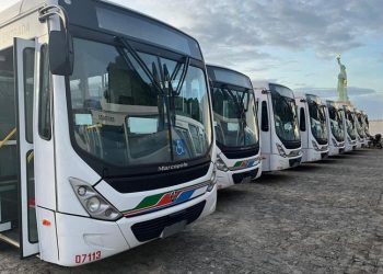 João entrega travessias urbanas e equipamentos para escola em Barra de Santa Rosa e Damião